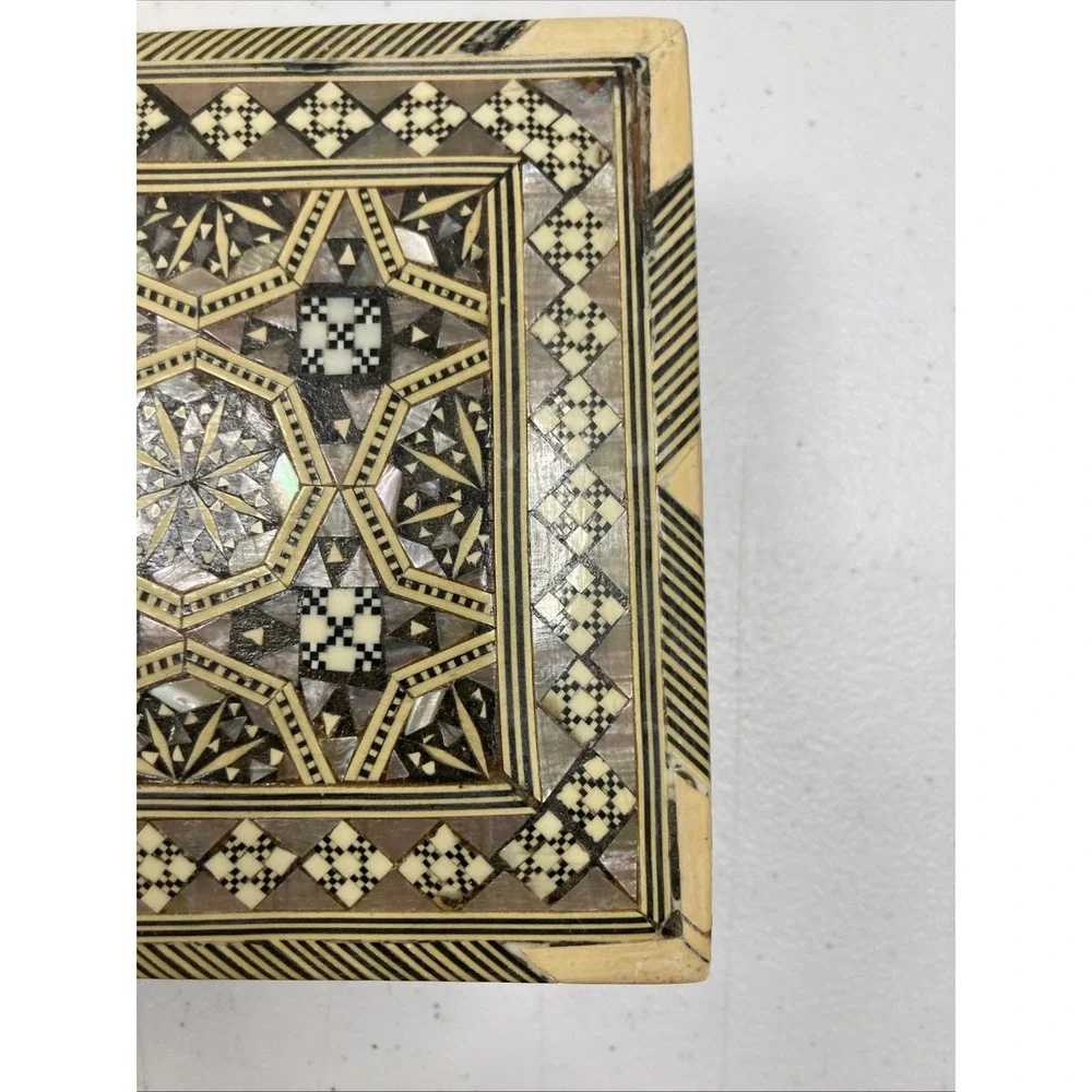 Vtg Inlaid Wood and Mother Of Pearl Wood Jewelry Israel Trinket Box 7.75 x 4.85